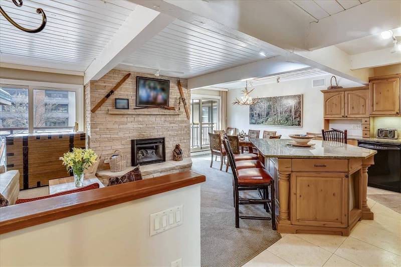 open concept living room in aspen vacation rental with mountain decor and neutral furnishings